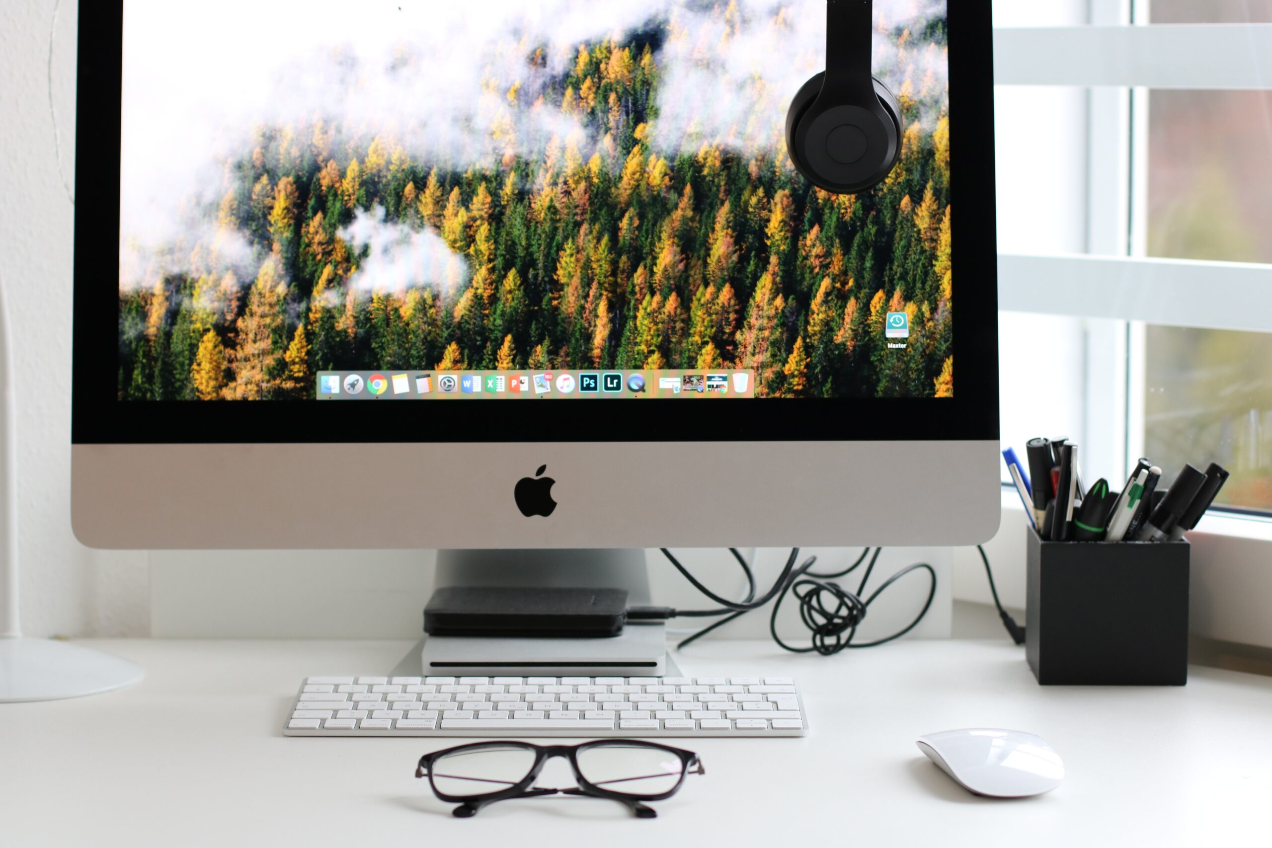 Free Turned on Silver Imac With Might Mouse and Keyboard Stock Photo